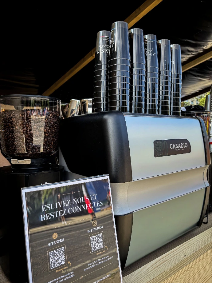 Machine à café en service sur le stand ADIDAS 10K Paris